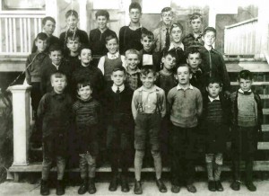 Les élèves de la classe du couvent des Soeurs de l'Assomption de la Sainte Vierge en 1936
