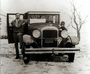 Gaston et Jeannine Gagnon dans la voiture d'Ernest Gagnon 1928