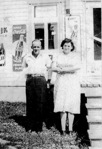 Josaphat Pagé et Yvonne Bédard devant leur restaurant en 1954